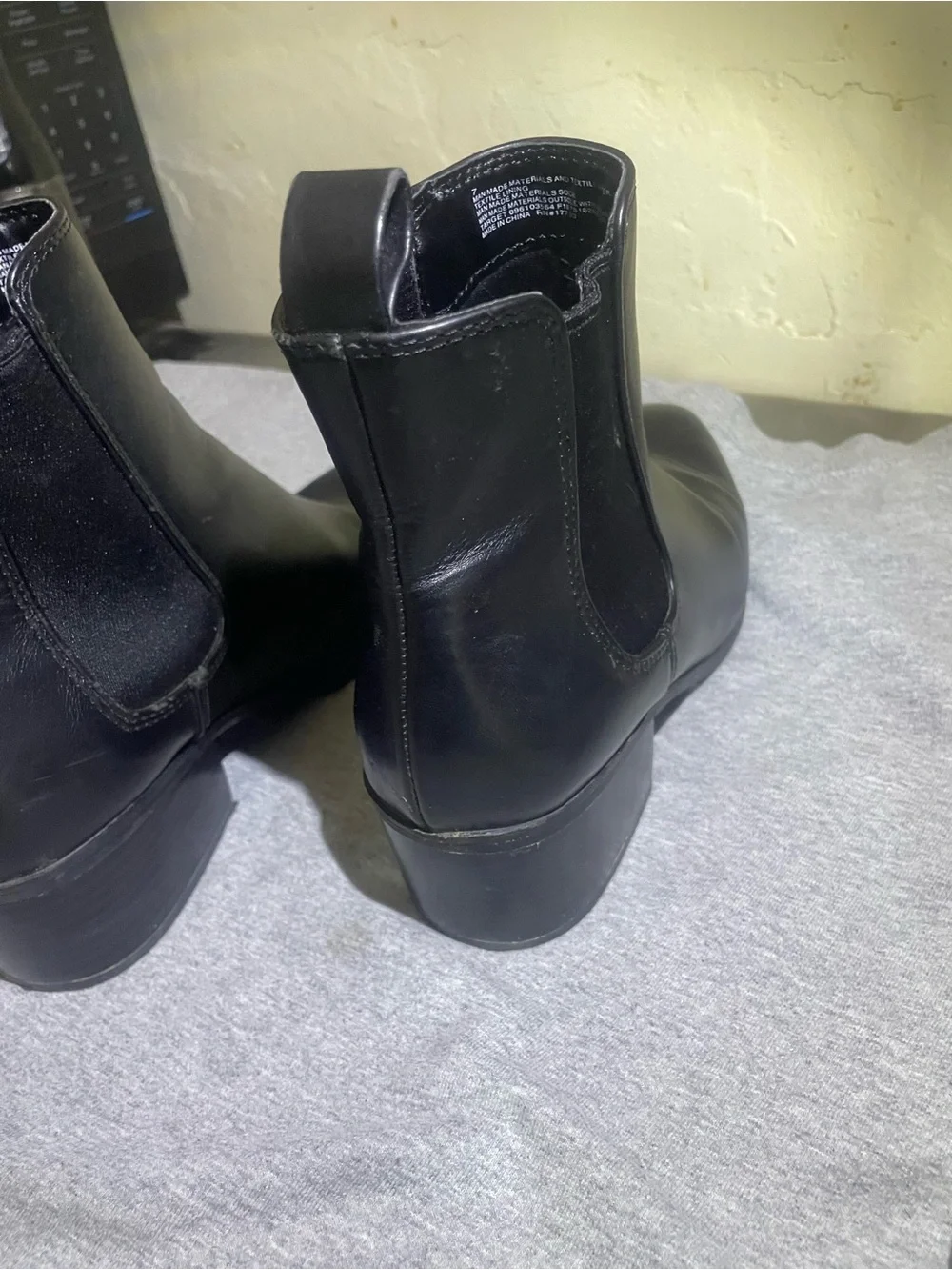 A new day size 7 Men'es Black Leather Chelsea Boots - Classic Slip-On Style
